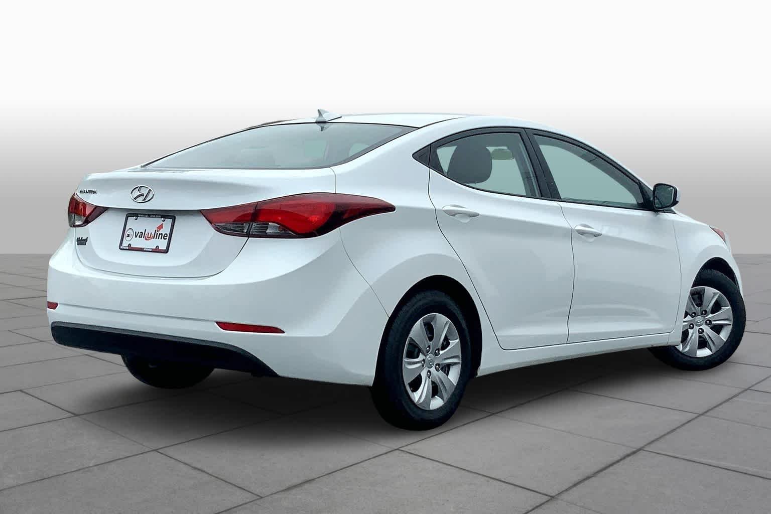 Used 2016 Quartz White Pearl Hyundai SE image 12