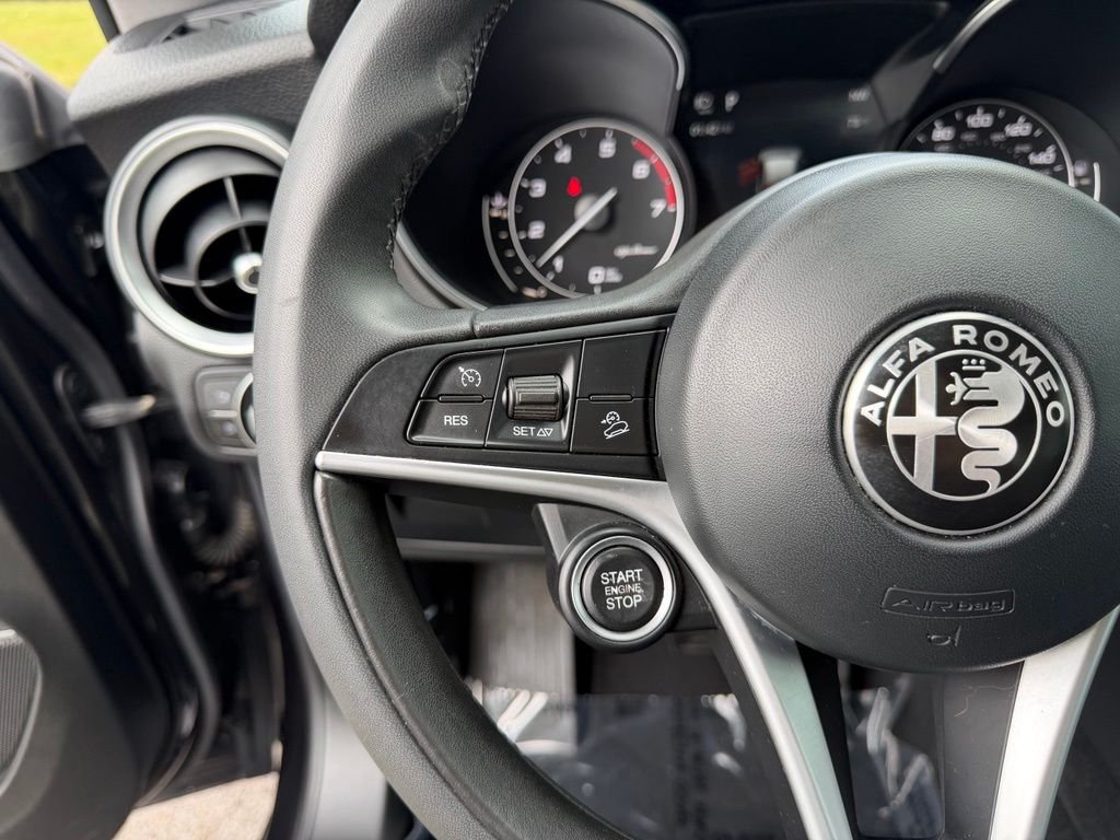 Used 2018 Vulcano Black Metallic Alfa Romeo Base image 17