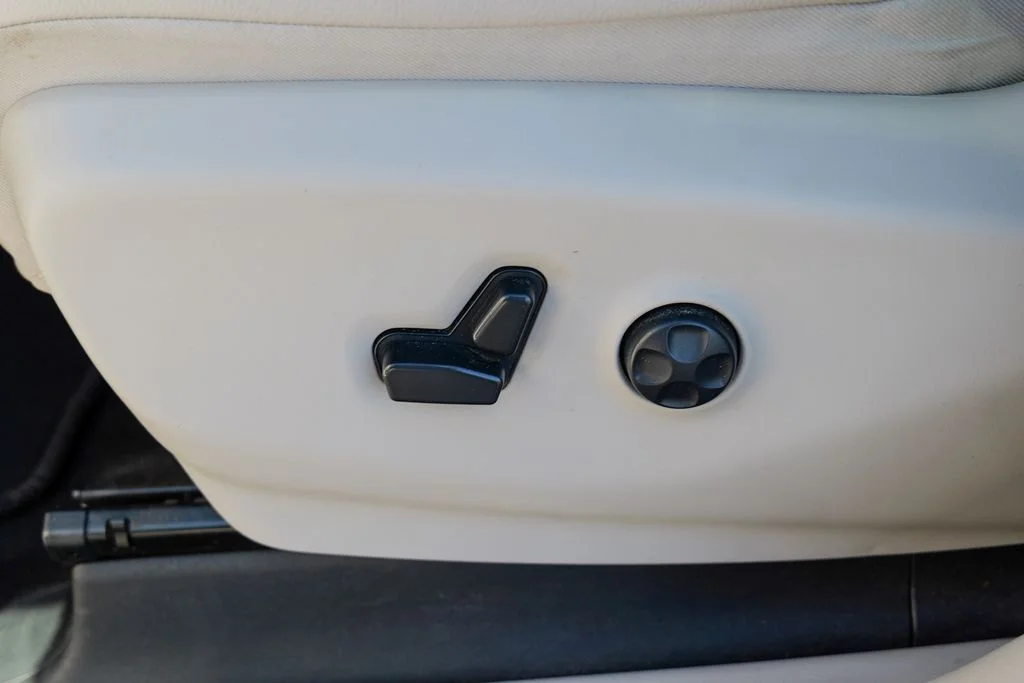 Used 2021 Bright White Clearcoat Chrysler Touring L image 19