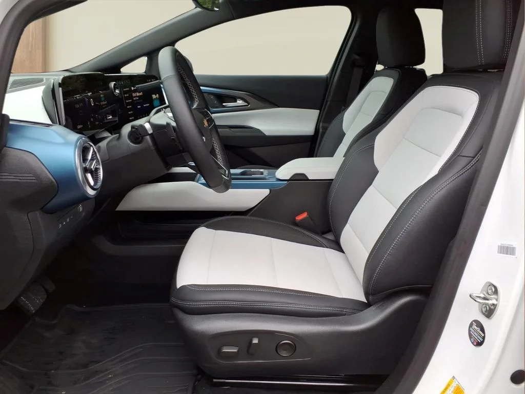 Used 2025 White Chevrolet LT image 16