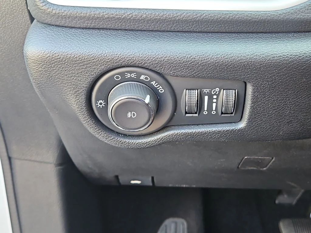 Used 2024 White Chrysler Select S Appearance image 21
