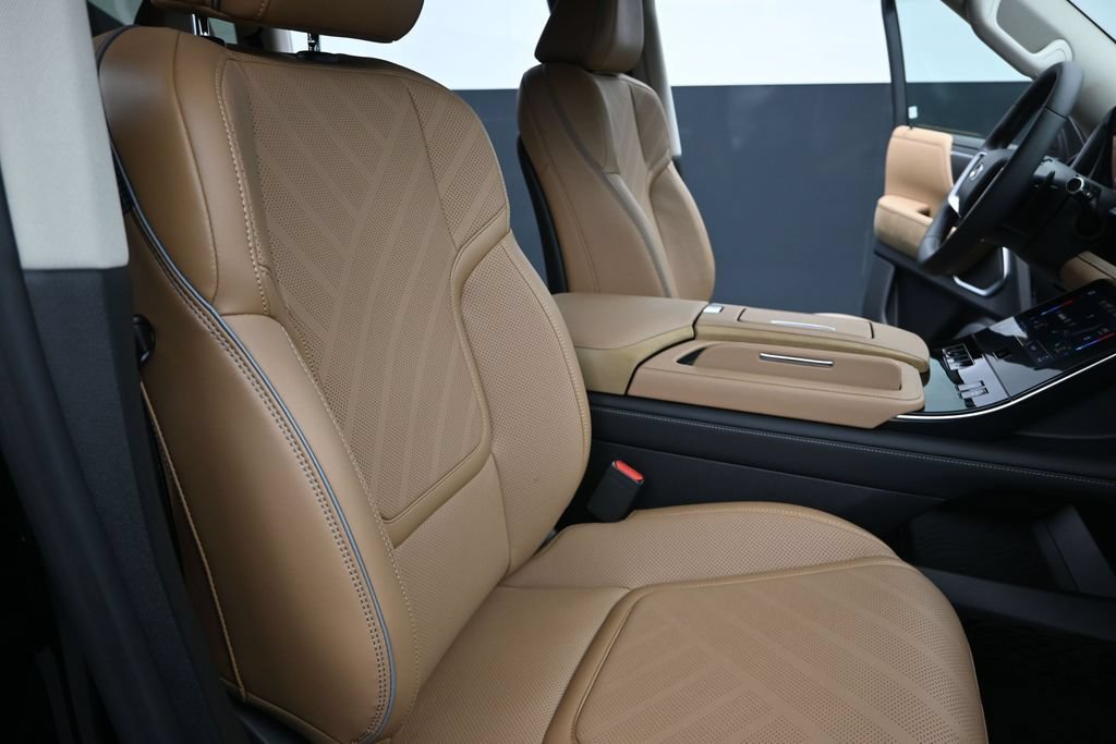 New 2027 BLACK OBSIDIAN INFINITI Luxe 2WD image 18
