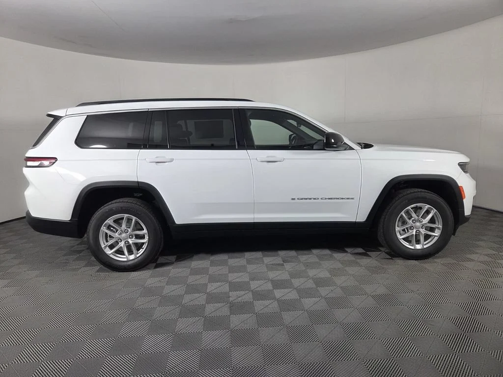 New 2026 Bright White Clear-Coat Exterior Paint Jeep Laredo X image 5