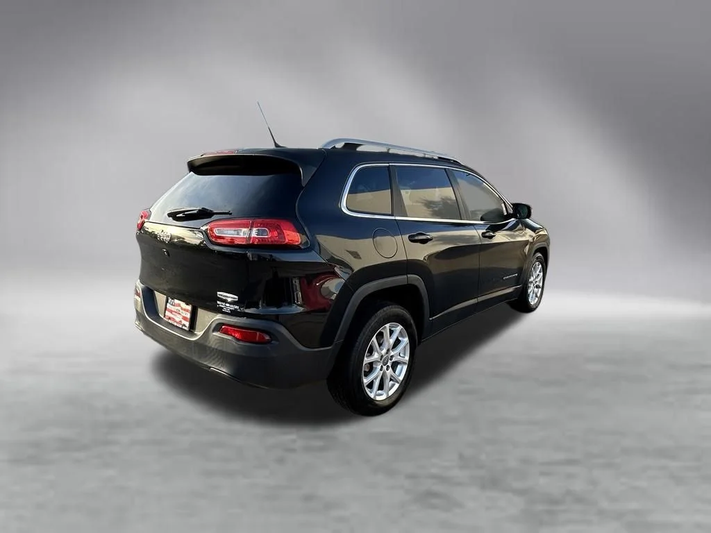Used 2015 Brilliant Black Crystal Pearlcoat Jeep Latitude image 4