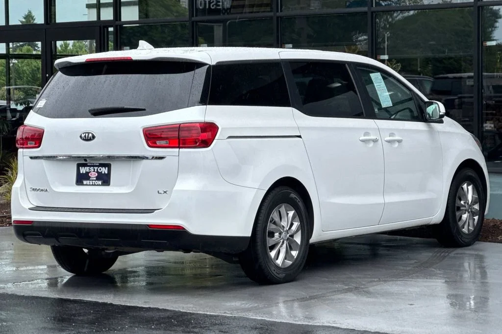 Used 2021 Pearl Kia LX image 4