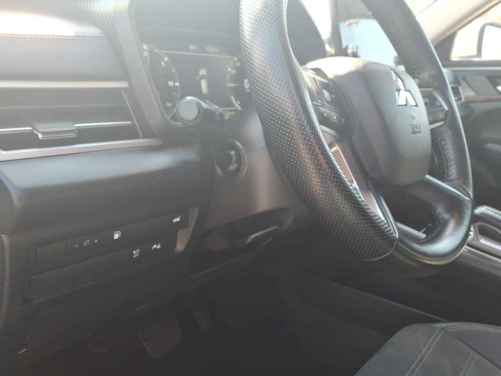 Used 2024 White Diamond/Black Roof Mitsubishi SE image 17