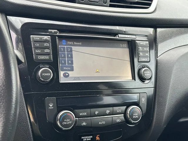 Used 2015 Silver Nissan SL image 3