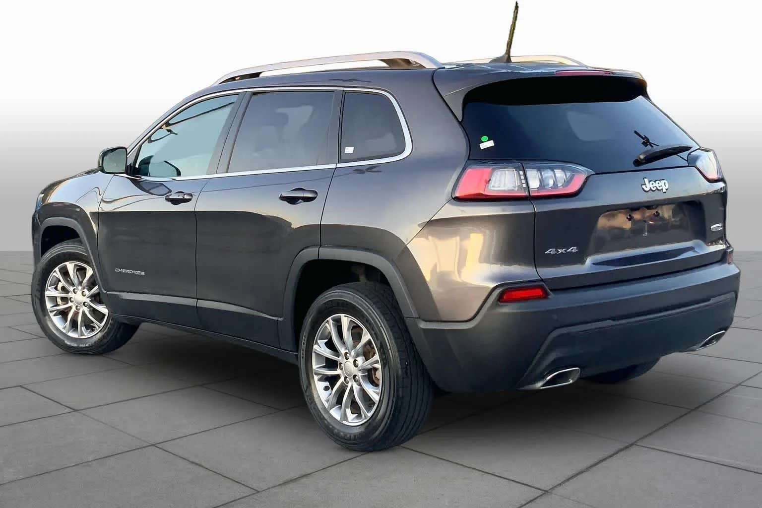 Used 2021 Granite Crystal Metallic Clearcoat Jeep Latitude Lux image 11