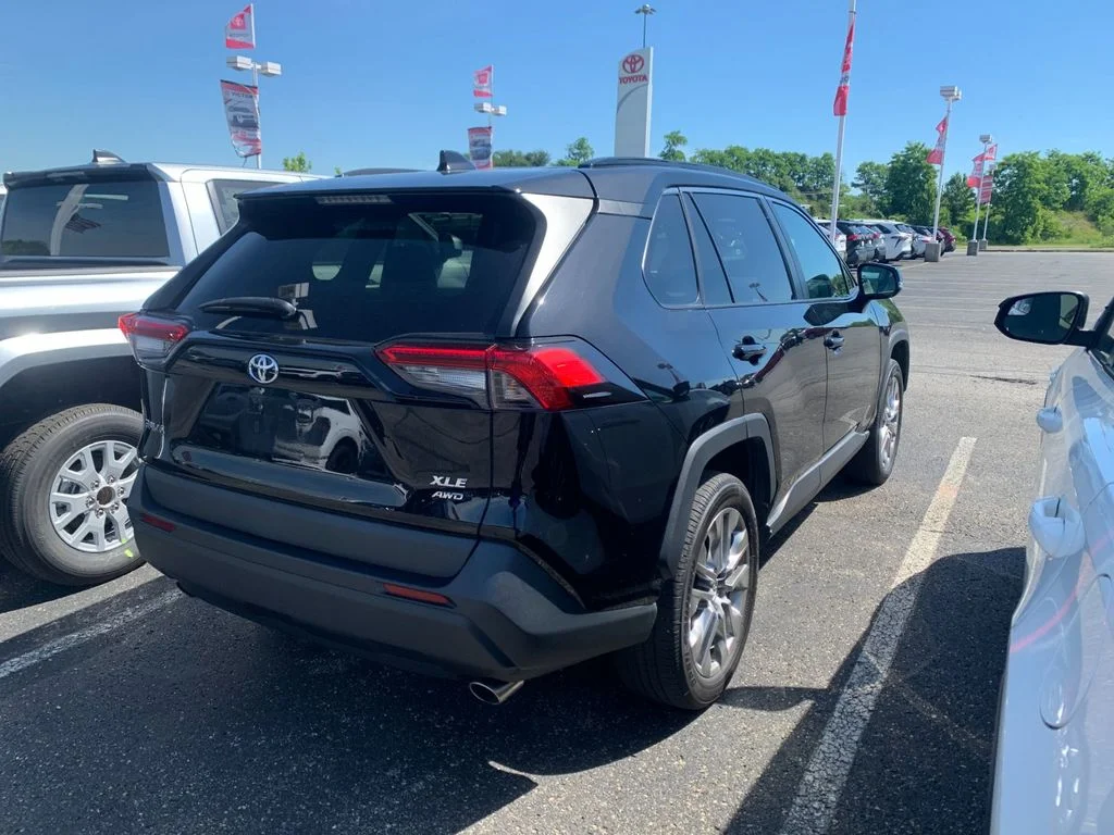 Used 2020 Black Toyota XLE Premium image 2