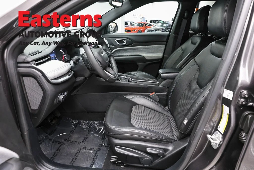 Used 2024  Jeep Latitude image 13