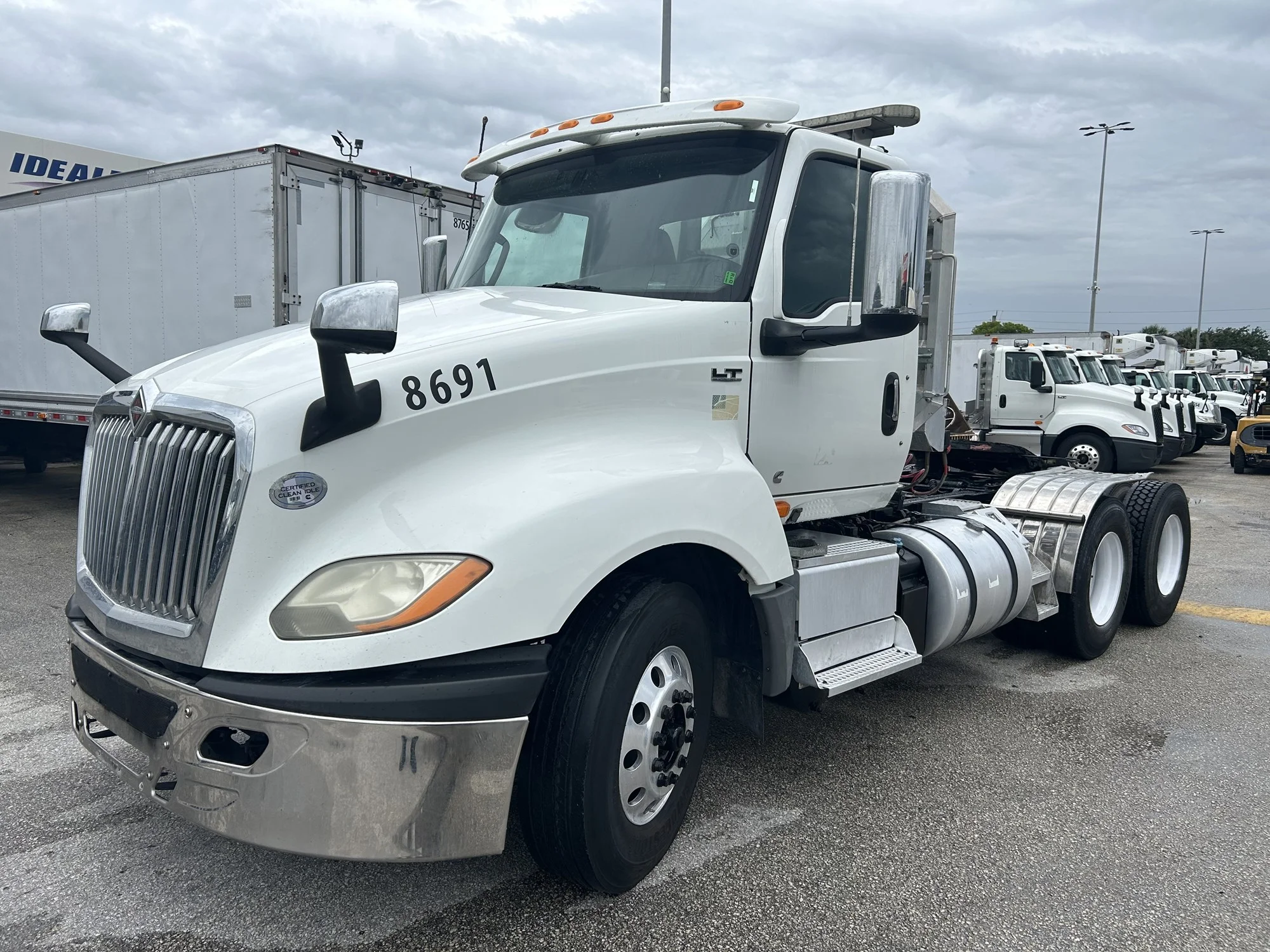 Used 2019  INTERNATIONAL Day Cab image 8