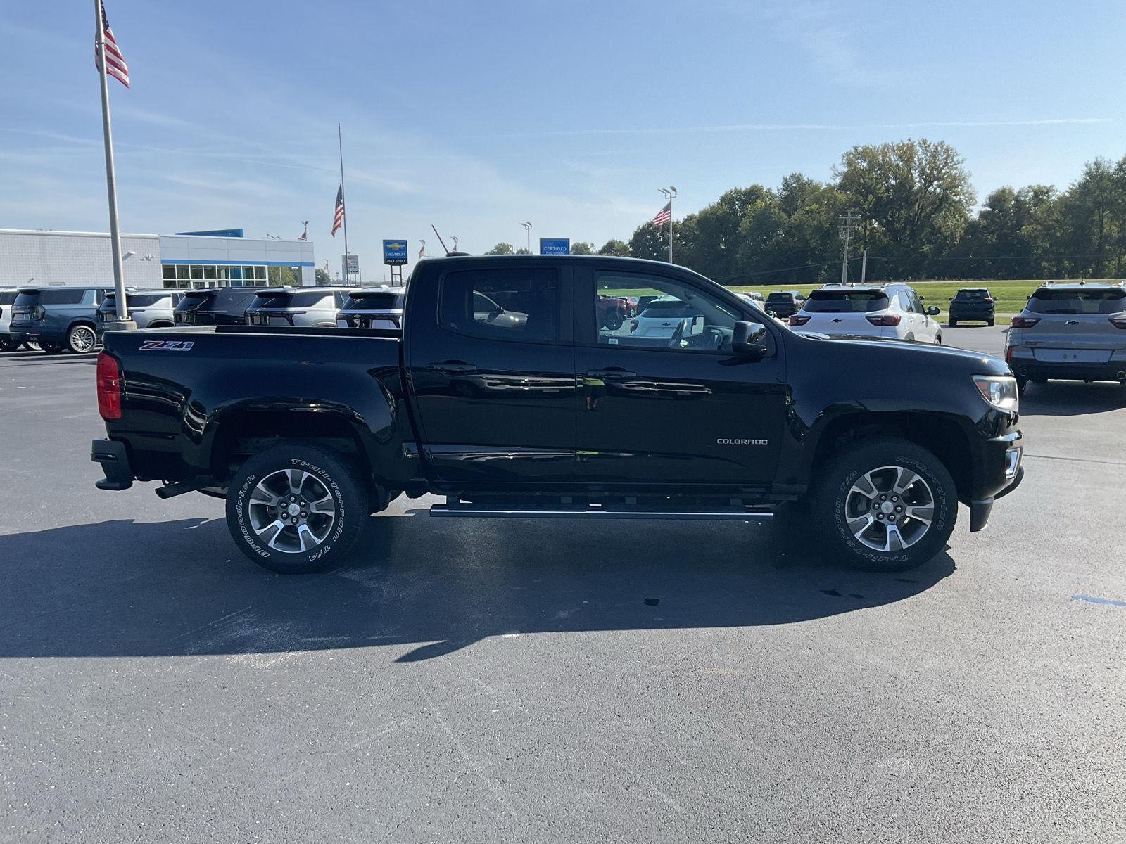 Used 2017 BLACK CHEVROLET TRUCK image 5