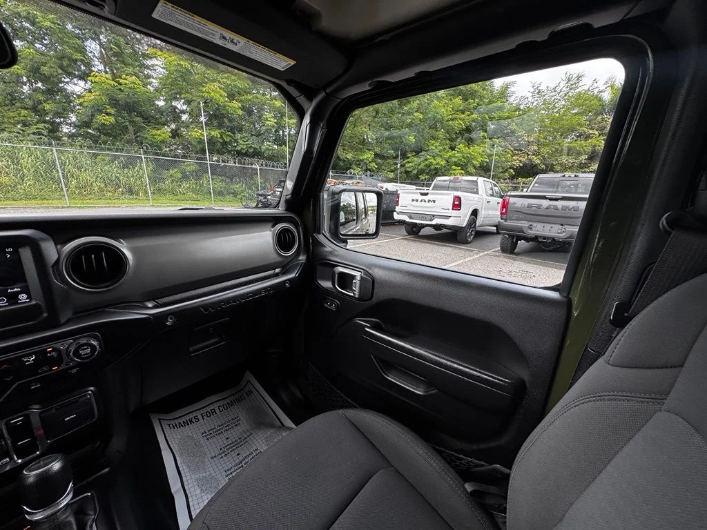 Used 2023 Green Jeep Sport S image 19