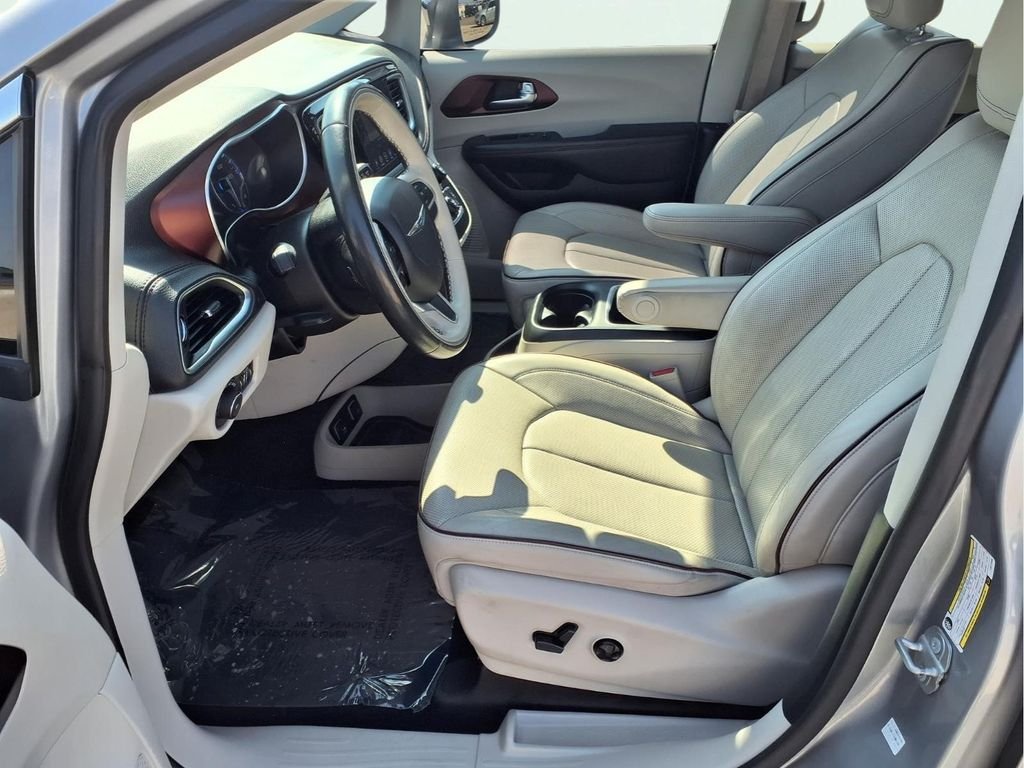 Used 2020 Silver Chrysler Limited image 20