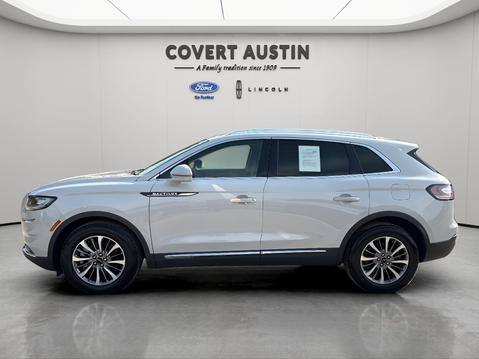 Used 2023 White Lincoln Standard image 2