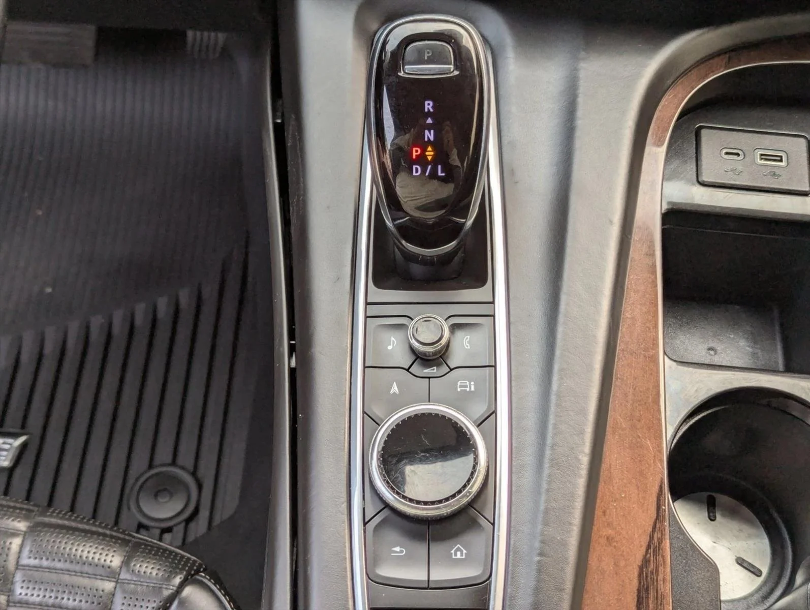 Used 2021 Crystal White Tricoat Cadillac Sport Platinum image 12