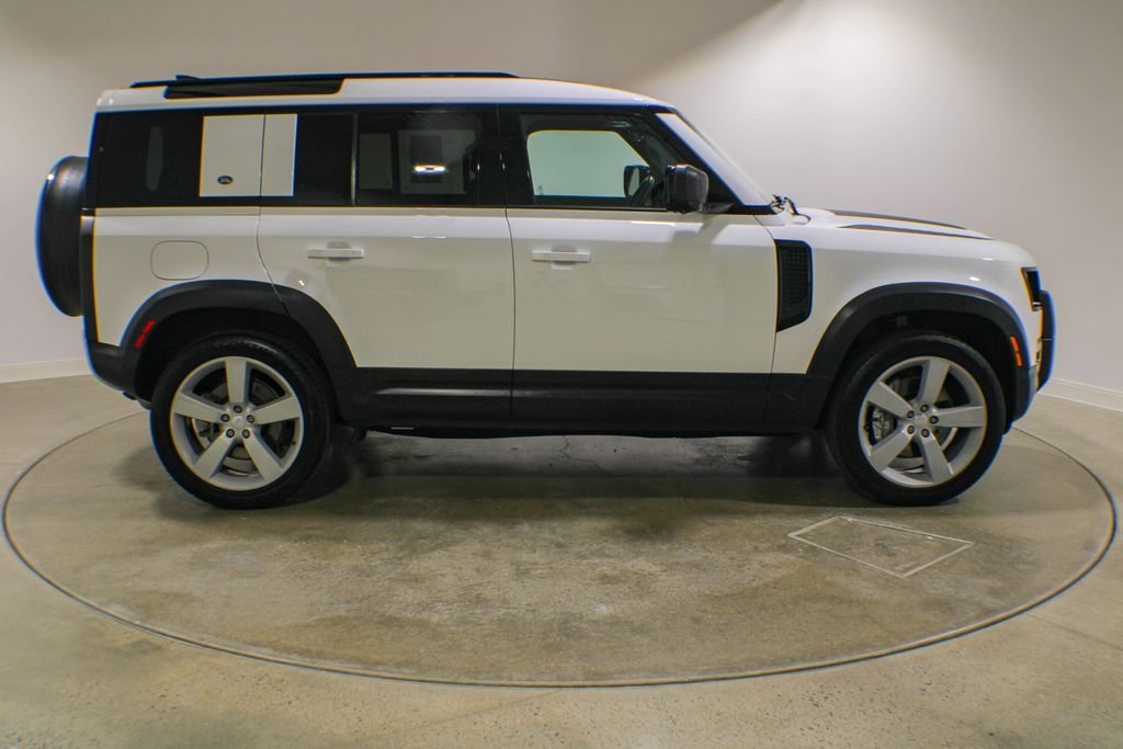 Used 2023 White Land Rover SE image 6