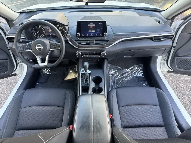 Used 2025 White Nissan 2.5 SV image 9