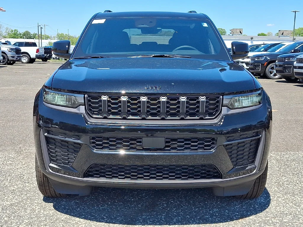 New 2026 Diamond Black Crystal Pearl-Coat Exterior Paint Jeep Altitude image 2