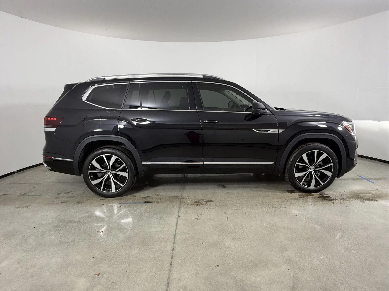 New 2026 Deep Black Pearl Volkswagen 2.0T SEL Premium R-Line image 4