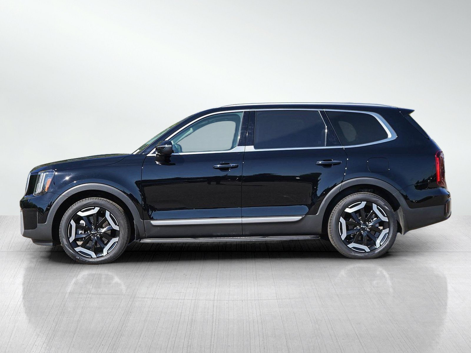 Used 2024 Kia Telluride S with VIN 5XYP6DGC7RG431446 for sale in Minneapolis, Minnesota