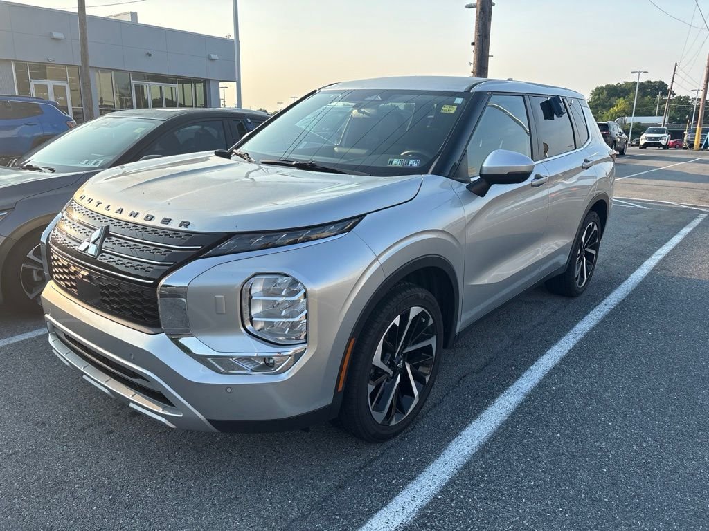 Used 2022 Silver Mitsubishi SE image 3