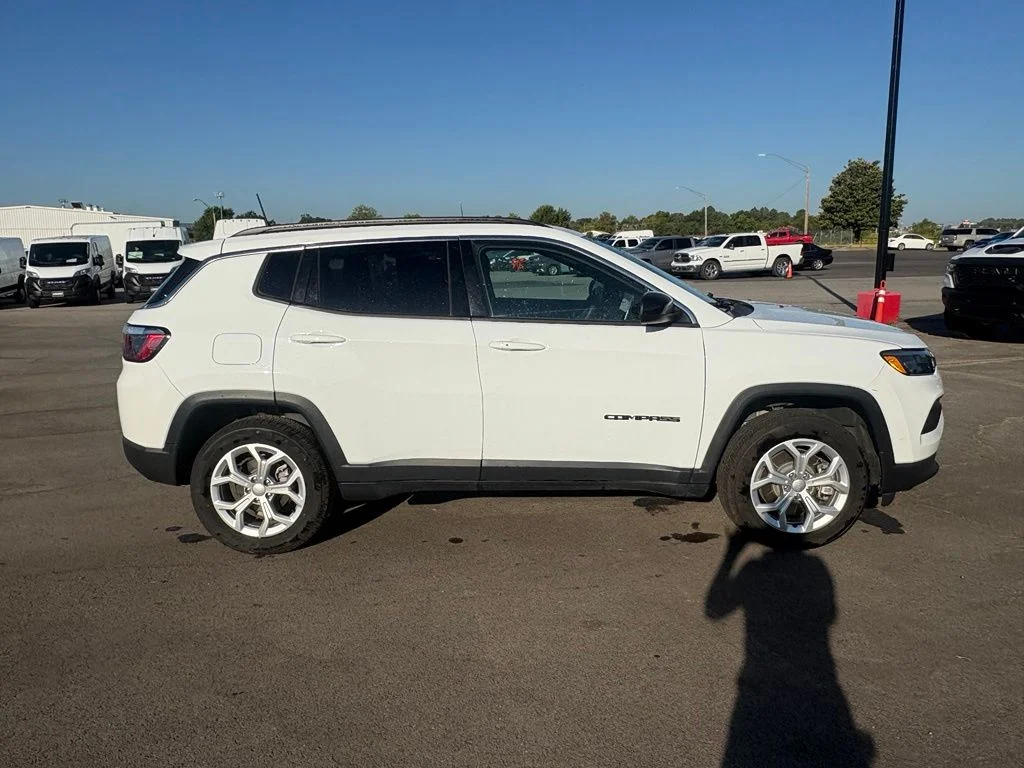 Used 2024 White Jeep Latitude image 8