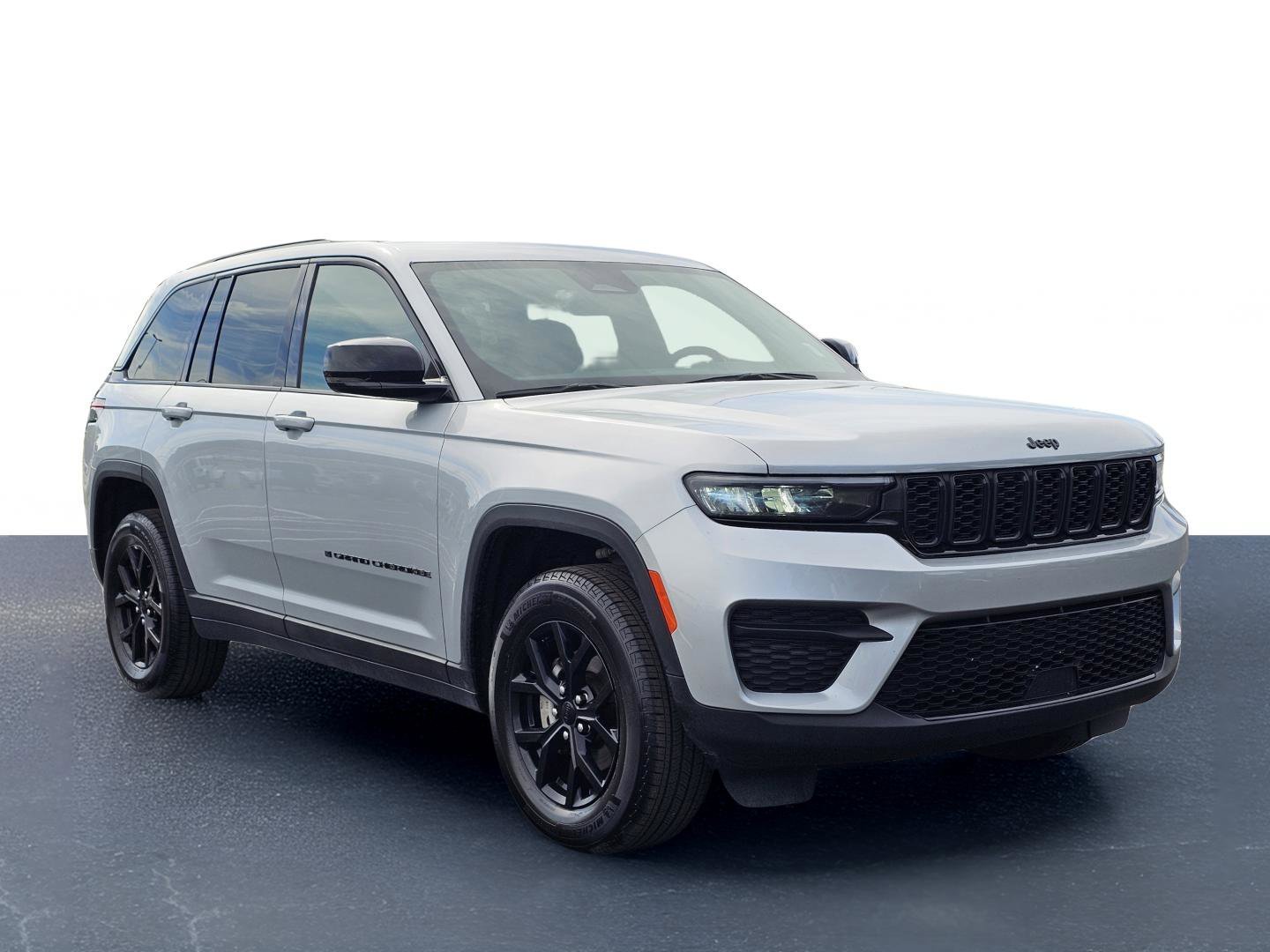 Used 2025 Silver Zynith Jeep Altitude image 5