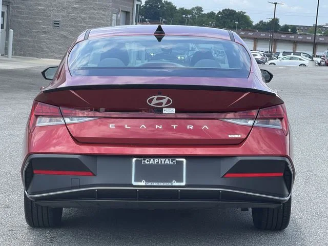 Used 2025 Red Hyundai SEL Sport image 12