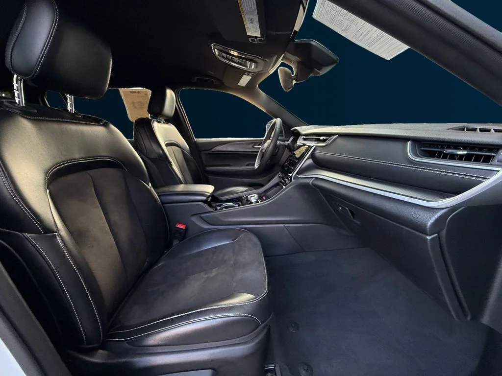 Used 2023 White Jeep Altitude image 17