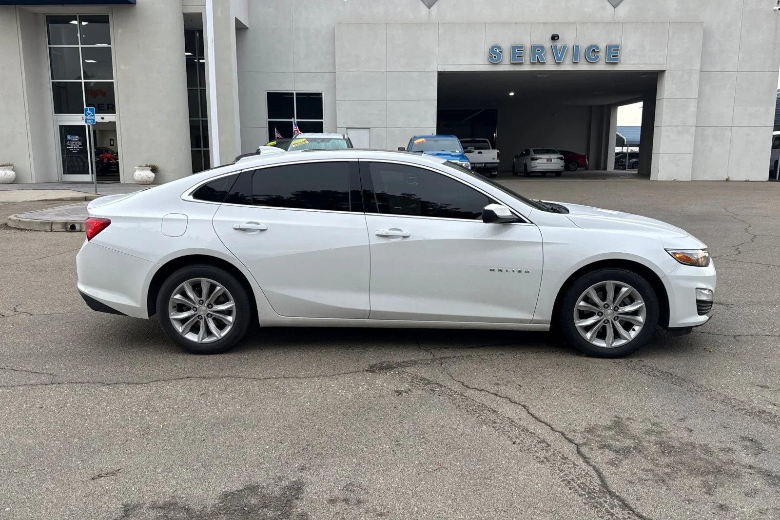 Used 2023 SUMMIT WHITE Chevrolet LT image 3