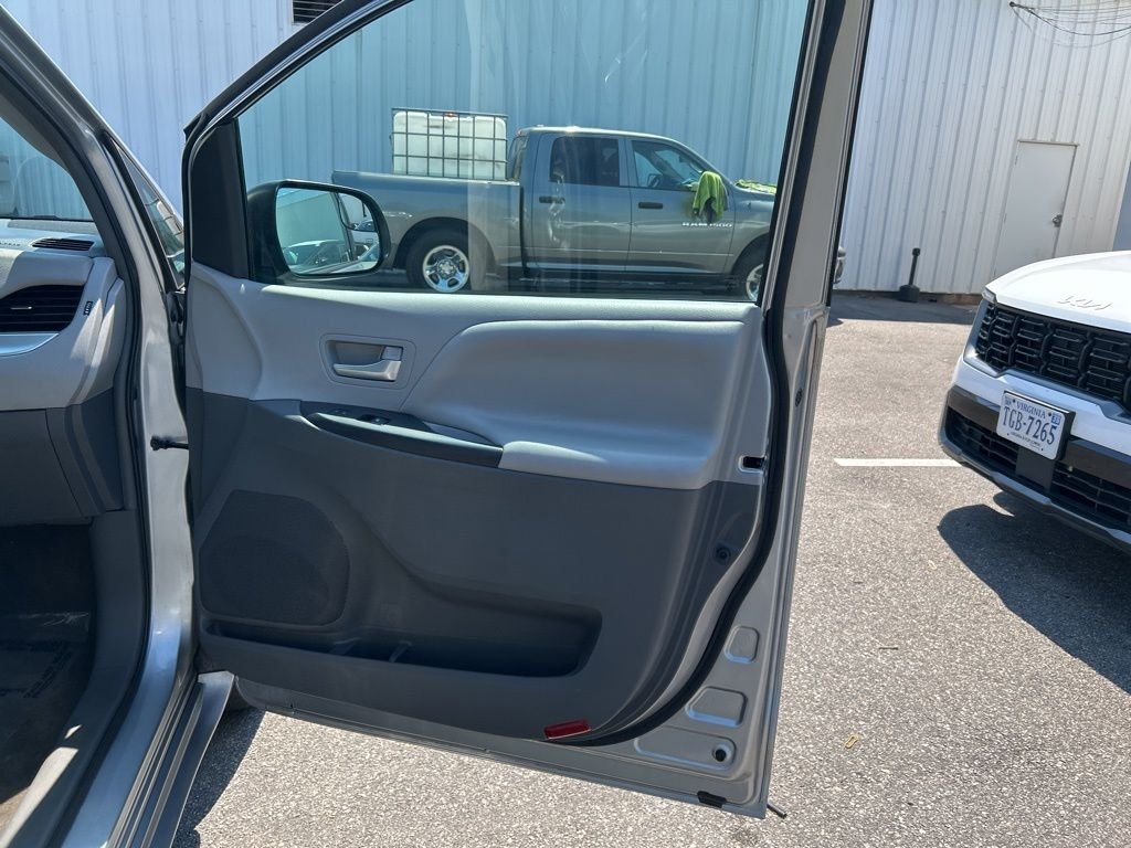 Used 2016 Silver Toyota LE image 22