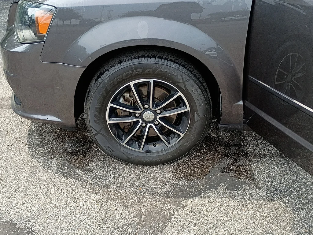 Used 2016 Granite Crystal Metallic Clear Coat Dodge SXT image 10