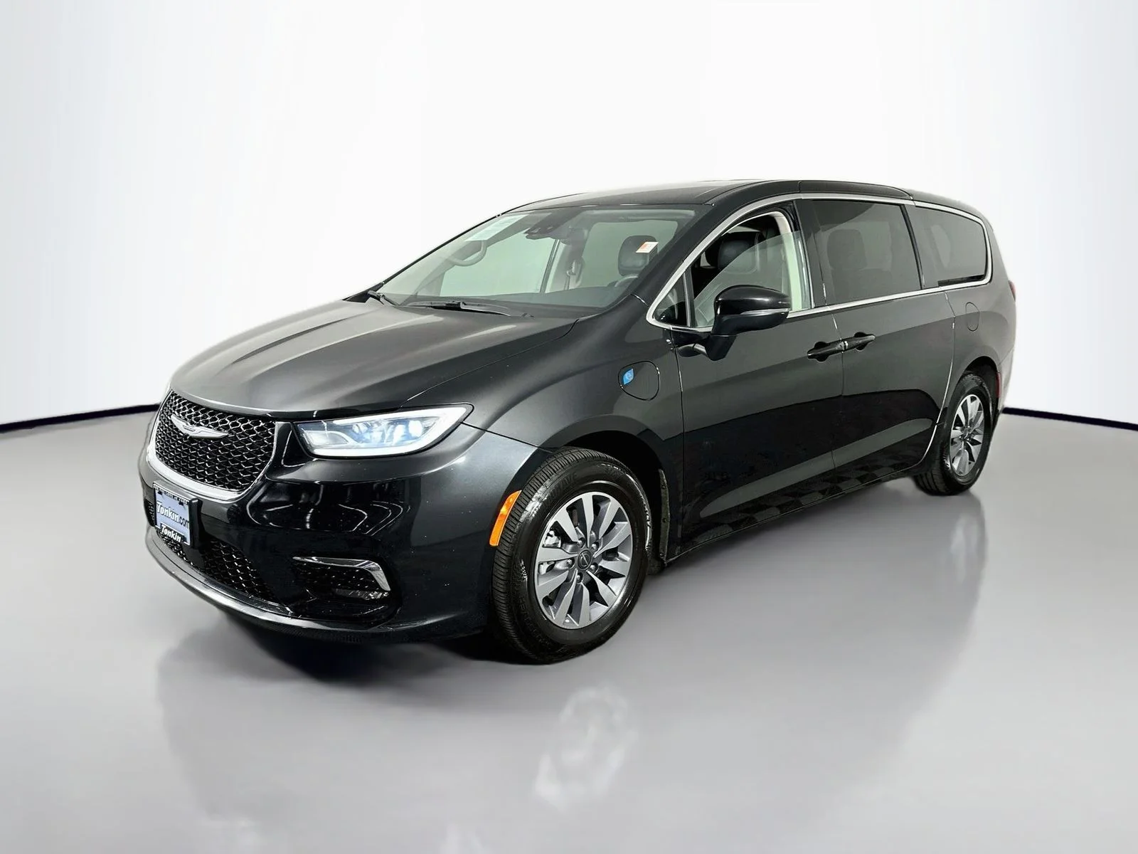 Used 2023 Brilliant Black Crystal Pearlcoat Chrysler Touring L image 4