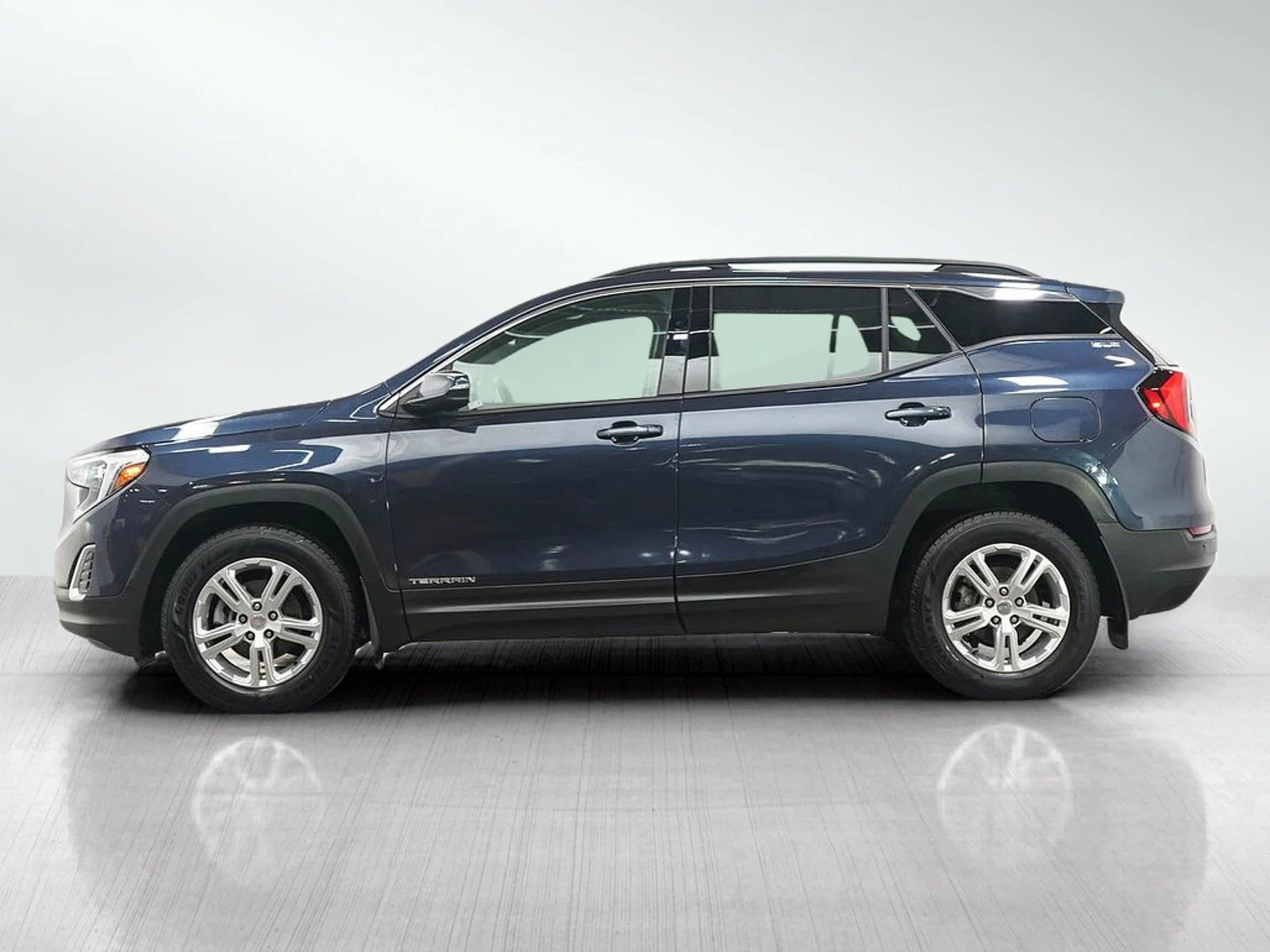 Used 2019 BLUE STEEL METALLIC GMC SLE image 2