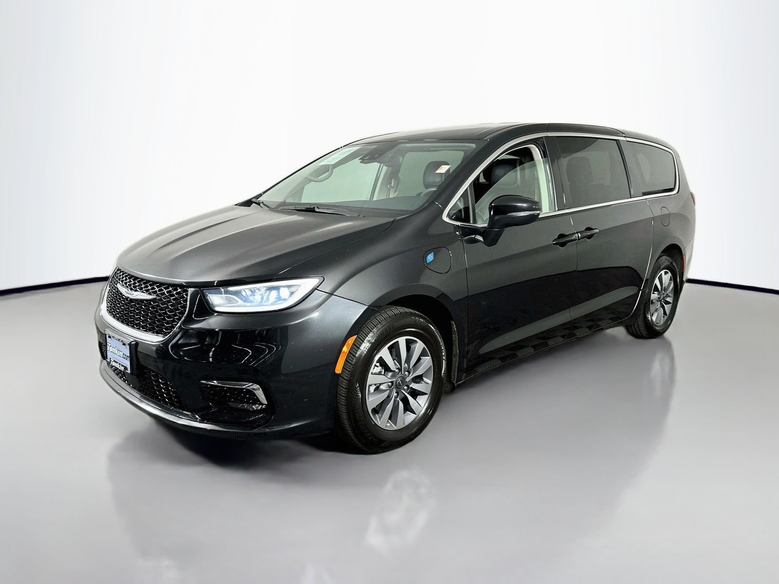 Used 2023 Brilliant Black Crystal Pearlcoat Chrysler Touring L image 4