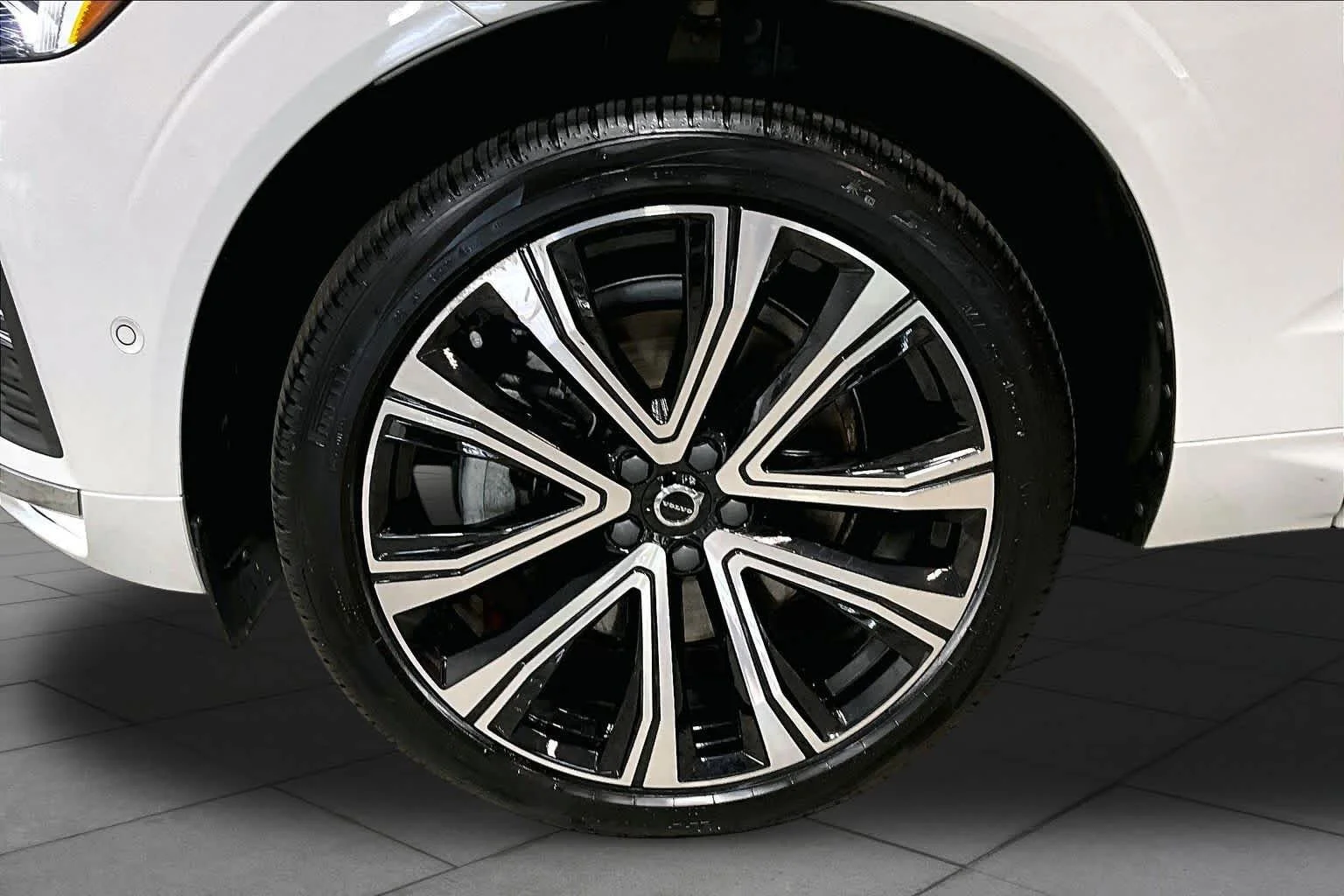 Used 2023 Crystal White Metallic Volvo Ultimate Bright Theme image 11