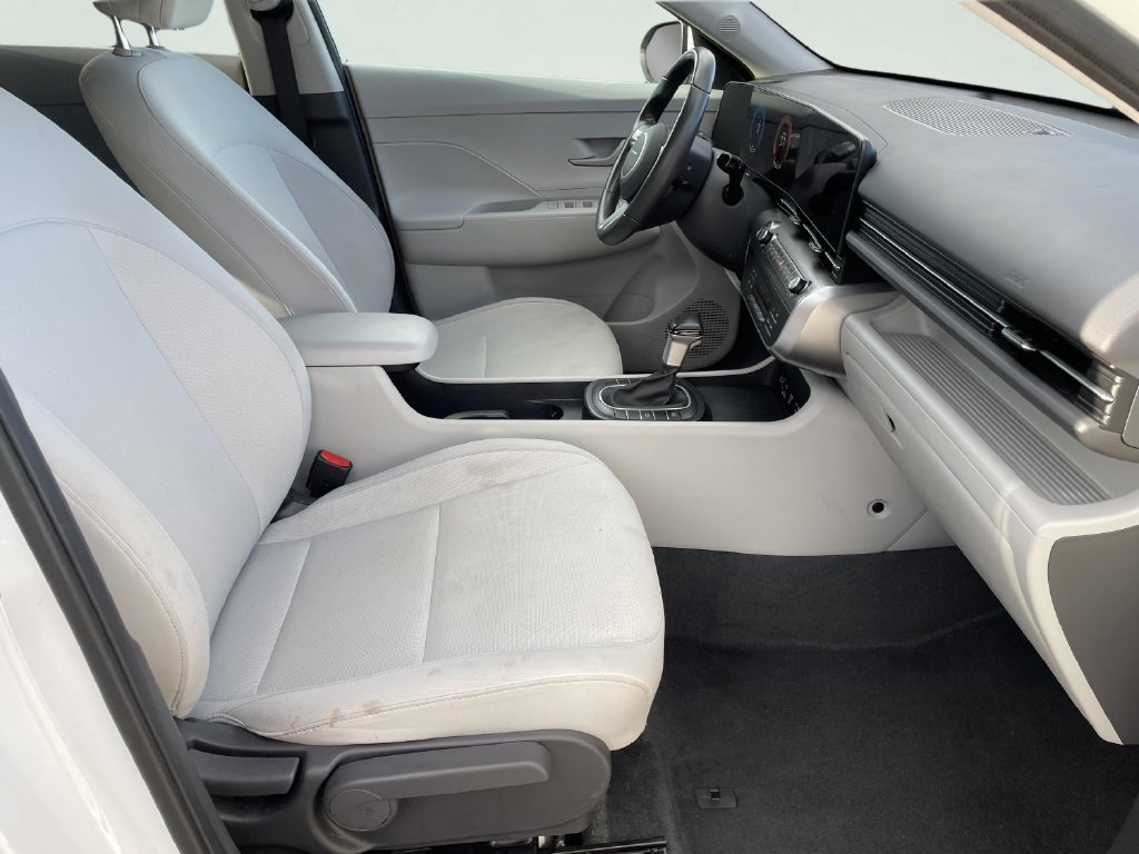 Used 2025 White Hyundai SEL image 13