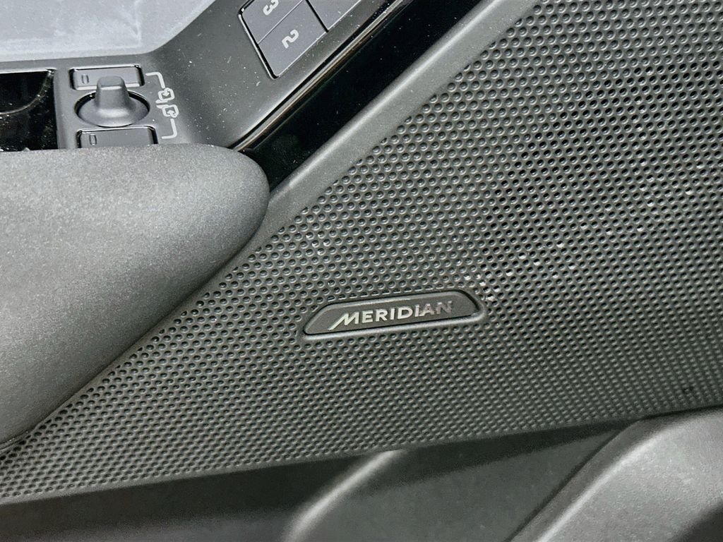 Used 2025  Land Rover S image 20