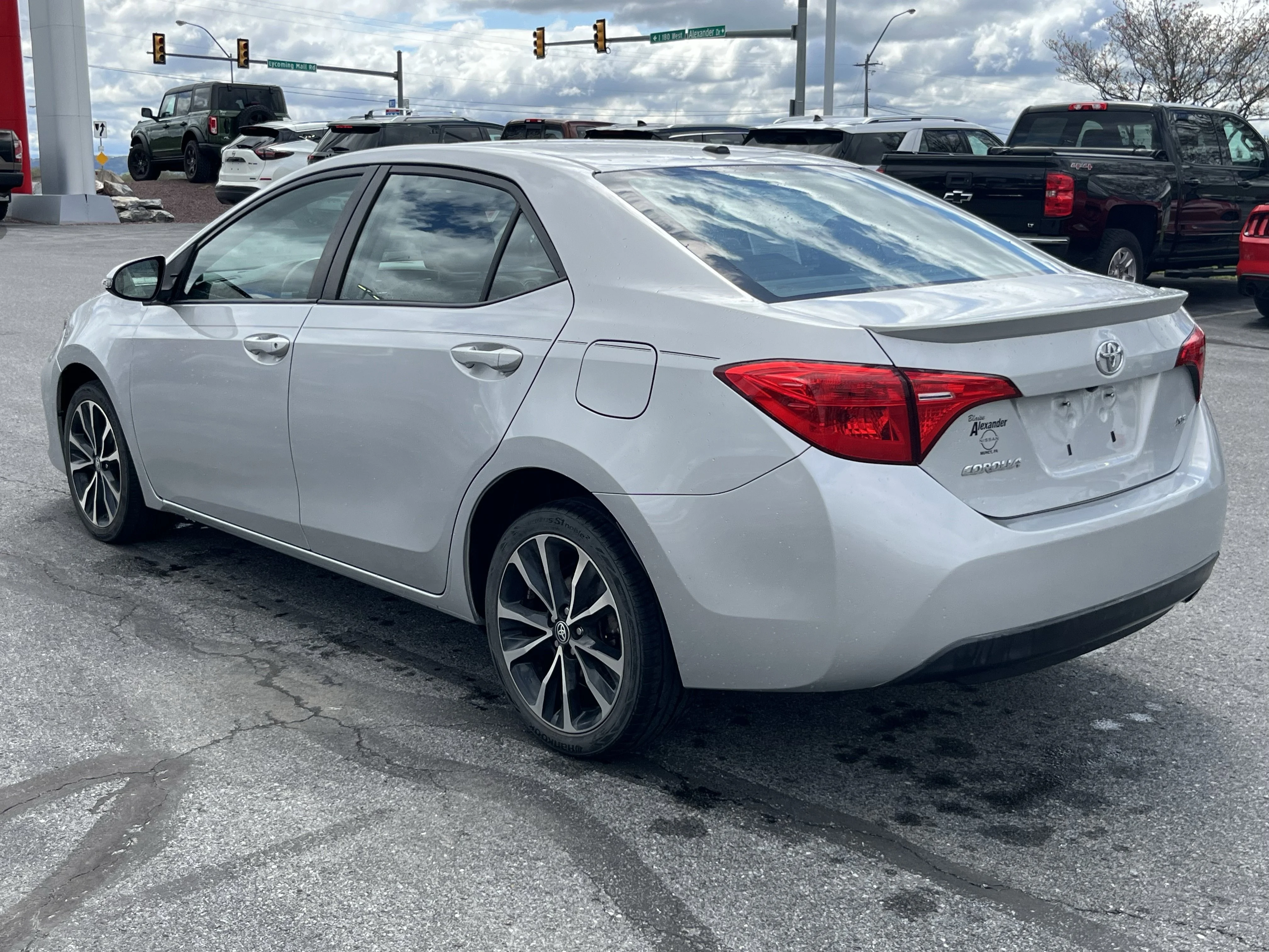 Used 2018 Classic Silver Metallic Toyota SE image 8
