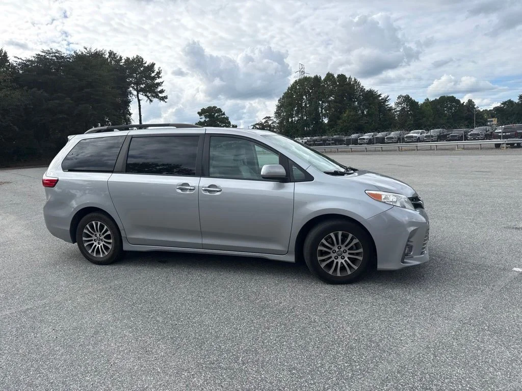 Used 2018 Silver Toyota XLE Premium image 11