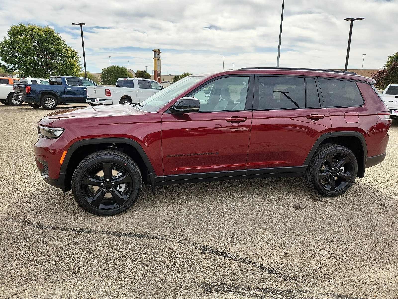 New 2025 Velvet Red Pearlcoat Jeep L ALTITUDE X 4X4 image 2
