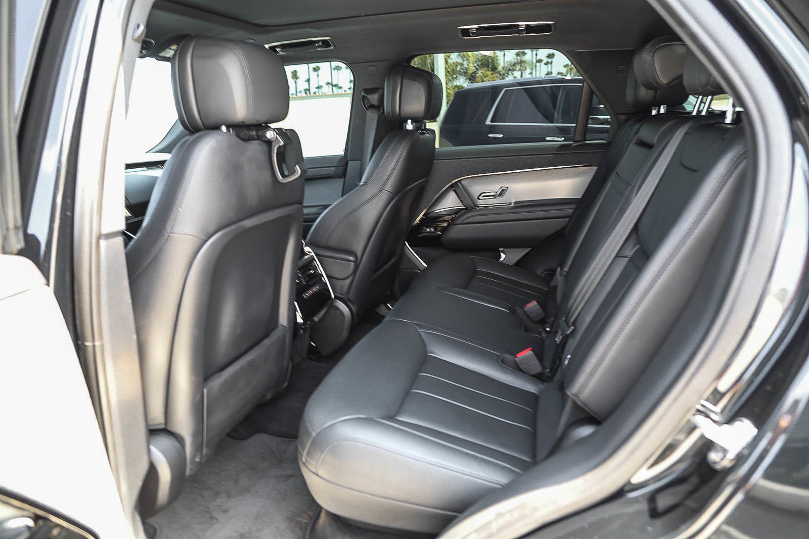 Used 2025 Santorini Black Metallic Land Rover SE image 17