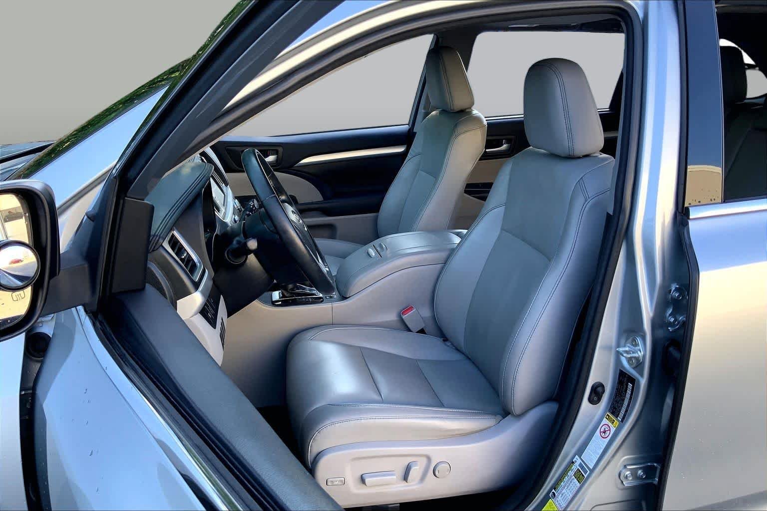 Used 2018 Celestial Silver Metallic Toyota XLE image 9