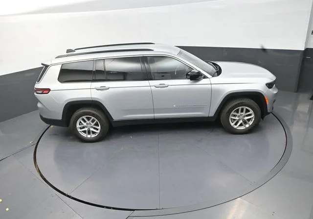 Used 2025 Silver Jeep Laredo image 18