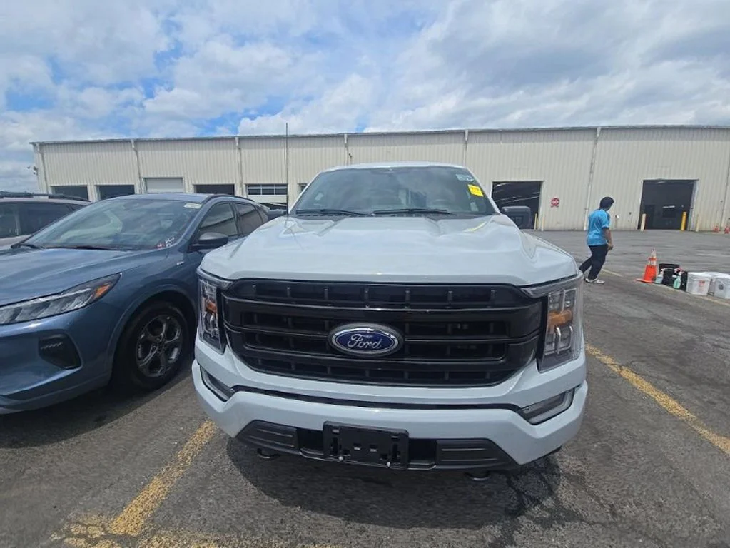 Used 2023 Avalanche Ford XLT image 3