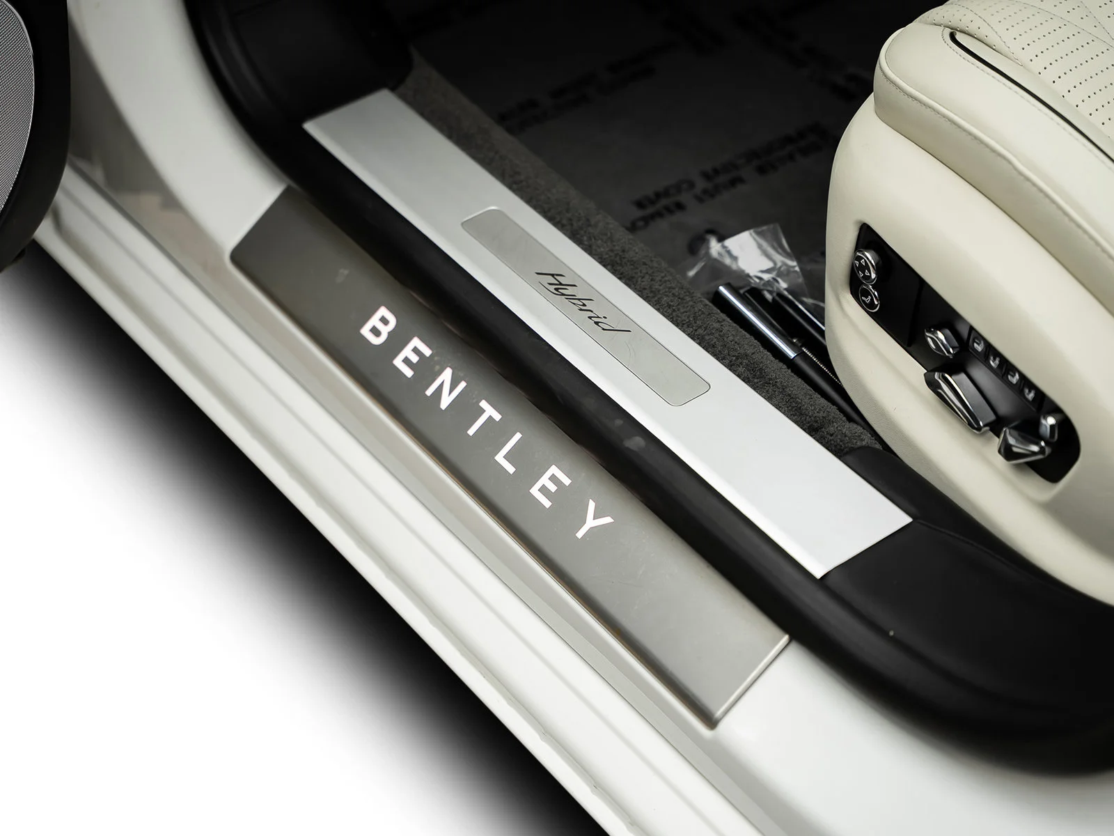 Used 2022 White Bentley  image 59