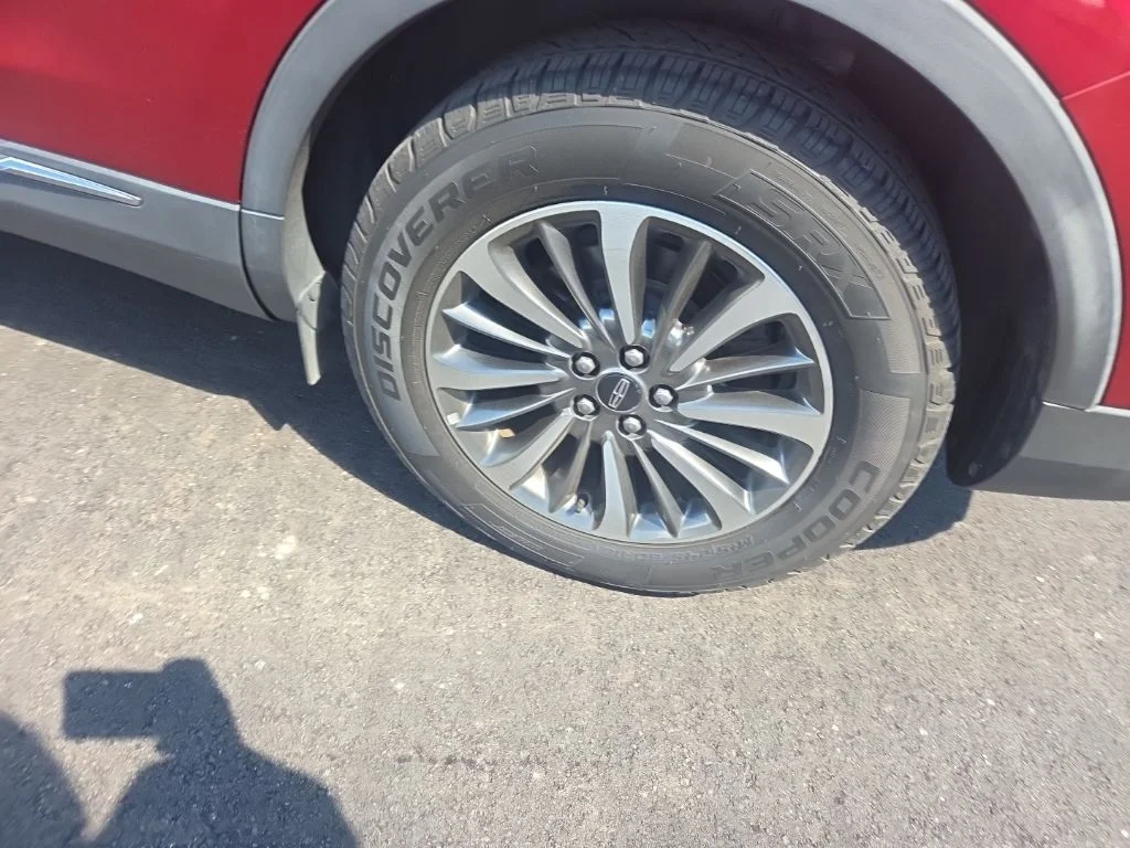 Used 2019 Red Lincoln Select image 24