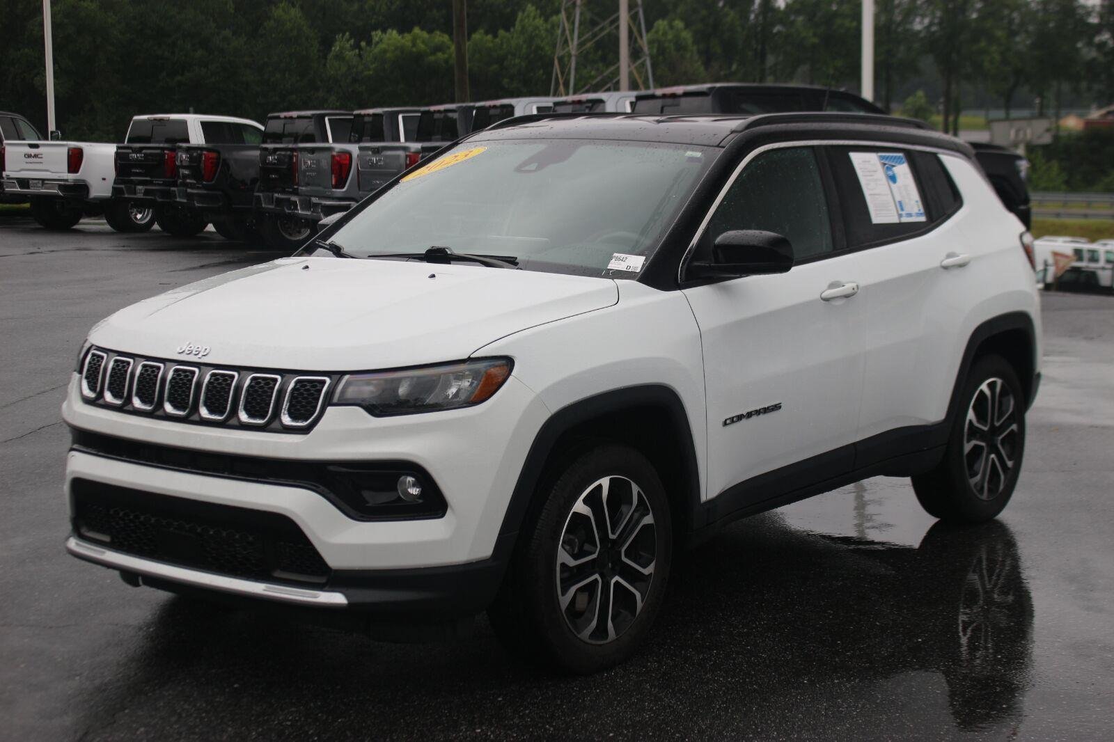 Used 2023  Jeep Limited image 3