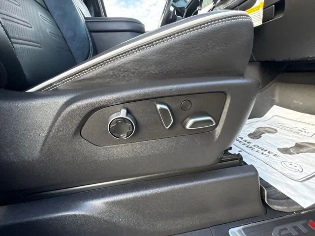 Used 2023 White GMC AT4X image 21